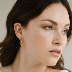 Be the envy of your friends with these beautiful Lexi Hoops. Crafted from luxurious gold and designed with a contemporary flair, these sophisticated earrings are sure to make you look and feel your best. Make a statement with a timeless look that's both fashionable and flattering. Available in 14k gold plated brass or rhodium plated brass Hoop size: 1" Stainless steel post with friction back SKU: BYE1058 Modern 14k Gold Hoop Earrings, Chic 14k Gold Filled Tarnish Resistant Hoop Earrings, Chic Brass Hoop Earrings For Everyday, Chic 14k Gold Hoop Earrings Gift, Chic Gold Plated Jewelry For Everyday Elegance, Modern Single Earring For Everyday Elegance, Chic 14k Yellow Gold Filled Hoop Earrings, Timeless Brass Earrings, Modern 14k Gold Filled Jewelry For Everyday Elegance