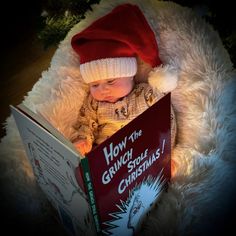 Christmas Baby Girl Photoshooting, Christmas Baby Pictures 1 Year, Diy Christmas Photoshoot Newborn, Baby In Present Box Christmas Photo, Baby Milestone Christmas Pictures, Gingerbread Baby Photo, Christmas Photos Ideas For Babies, Christmas Picture Poses Family, Baby Photo Christmas Ideas