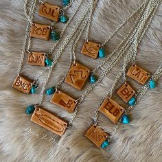 Custom Leather Name/word/initial/brand Necklaces - Etsy Leather Stamping Ideas, Tooled Leather Earrings, Art Du Cuir, Turquoise Bar Necklace, Diy En Cuir, Cowgirl Accessories, Cowgirl Jewelry, Leather Diy Crafts, Leather Art