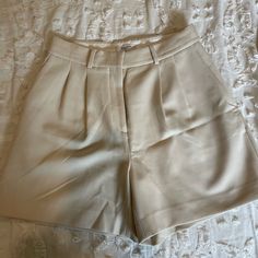 Size 4 Elegant White Bermuda Bottoms, Elegant Fitted Bermuda Shorts, Chic Bermuda Pants For Workwear, Chic Bermuda Workwear Pants, Elegant Summer Shorts, Beige Bermuda Bottoms For Work, Elegant Beige Bottoms With Short Inseam, Elegant Wide Leg White Shorts, Elegant Fitted Bermuda Shorts For Spring