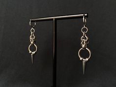 A pair of earrings made with stainless steel jump rings and spike charms. Approximately 6.5 cm large. The chainmail chain is extremely sturdy and durable as well as being anti tarnish and fully hypoallergenic. Wire Jewelry Tutorial, Alternative Jewelry, Chain Maille, Ring Der O, Spike Earrings, Grunge Goth, Chain Mail, Jewelry Tutorials, Jump Rings