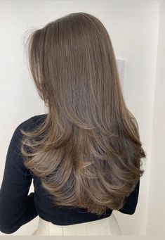 In Ihrem Leben haben Sie bestimmt einige Beauty Fehlern gemachtdie am Ende gar nicht gut aussahenEin solcher großer Fehler istuns die Haare oder den Pony selber zu schneidenWir wollen nicht... C Shape Haircut Long, 2 Layer Haircut Medium, Medium Length Hair With Layers And Face Framing, Rounded Long Layers, Braun Hair, Cascading Layers, Haircut 2023, Haircuts For Long Hair With Layers