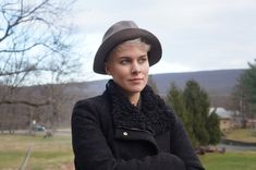 How To Wear A Hat With Short Hair & Look Positively Adorable — PHOTOS Hats With Pixie Haircut, Winter Hats For Women Short Hair, Hats For Pixie Hairstyles, Fedora With Short Hair, How To Wear A Fedora Women, Hair From Long To Short, Hats With Short Hair, Short Hair And Hats, Short Hair Hat