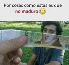 a person holding up a fake bill in front of their face with the caption'por cosas como ests esos se que no maduro '