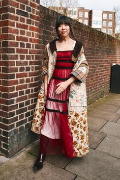 London Fashion Week Street Style Photos: Still Original After 40 Years - The New York Times Boho Wear, London Fashion Week Street Style, Street Style Photos, Prom Queens, Destroyed Denim, 40th Anniversary, Fashion Week Street Style, Middle Age, London Fashion