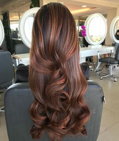 Pelo Chocolate Caramelo, Dimensional Copper, Color In Hair, Pelo Chocolate, Casting Creme Gloss, Red Balayage Hair, Dark Auburn Hair, Long Shiny Hair, Highlights Curly Hair