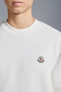 A casual staple, this sweatshirt is crafted from pure cotton. The classic crew neck style for men is embellished with a felt logo patch on the chest, a distinct Moncler design code. Classic Cotton Sweatshirt With Logo, White Logo Patch Sweatshirt For Streetwear, White Logo Patch Sweatshirt, White Long Sleeve Sweatshirt With Logo Patch, Streetwear Crew Neck Sweatshirt With Logo Patch, Casual Crew Neck Sweatshirt With Logo Patch, Long Sleeve Tops With Appliqué Logo For Streetwear, White Cotton Sweatshirt With Logo Patch, Classic Sweatshirt With Embroidered Logo For Streetwear