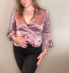 This silk blouse has a beautiful dusty pink colour with fun ripple effects on the arms. Also the sleeves have this really fun vintage look to it. I find this piece very unique. Jaclyn Smith Charlie's Angels, Charlie's Angels, Jaclyn Smith, Christmas Deals, Pink Colour, Look Vintage, Womens Blouses, Silk Blouse, Dusty Pink