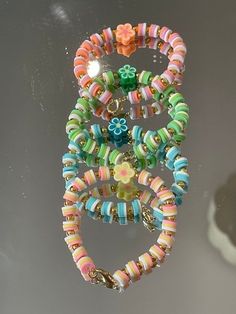 Necklaces To Make With Clay Beads, Summer Jewelry Bracelets, Aestethic Bracelets, Beaded Jewelry Clay Beads, Bracelets Handmade Beaded Free Pattern, Clay Bead Bracelet Ideas Flower, Clay Bead Bracelet Ideas Spring, Spring Bracelet Ideas, Spring Clay Bead Bracelets