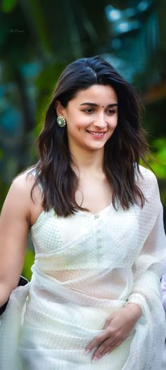 Alia Bhatt In White, Saree Wallpaper, Alia Bhatt Photoshoot, Turkish Women Beautiful, White Saree, Indian Woman, Alia Bhatt, India Beauty