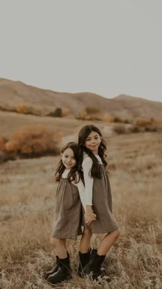 Kid Picture Poses, Fall Photoshoot Family, Sibling Photoshoot, Sibling Photography Poses, Sibling Photo Shoots, Big Family Photos, Fall Family Session, Sibling Pictures, Sisters Photoshoot Poses