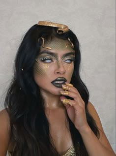 Medusa Hair Ideas, Medusa Make Up Ideas, Medusa Face Makeup, Hot Medusa Costume, Halloween Medusa Makeup, Fantasy Halloween Makeup, Medusa Makeup Look, Halloween Makeup Medusa, Medusa And Poseidon Costume