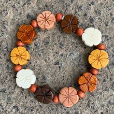 *****NOTA: Las pulseras actuales tienen una cuenta marrón entre las flores de madera como se muestra en la foto del artículo****

 Estas hermosas piezas de joyería de estilo bohemio hechas con cuentas de plumeria de madera son perfectas para lograr un estilo informal. Hechas a mano, no hay dos iguales. Cada cuenta con forma de flor delicadamente tallada que se utiliza en su creación está coloreada en un cálido tono playero. Las gargantillas vienen en longitudes de aproximadamente 15,5" o 17,5" Hawaii Jewelry, Hawaiian Jewelry, Hawaiian Culture, Boho Style Jewelry, Wood Flowers, Diy Homemade, Wood Ornaments, Tropical Vacation, Estilo Boho