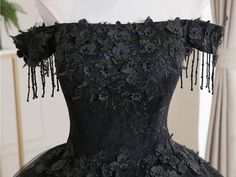 فساتين دانتيل تول سوداء طويلة للحفلات الراقصة من الدانتيل الأسود Prom Evening Dress With Lace Sleeves, Lace Sleeve Evening Dress For Prom, Lace Ball Gown With Tulle Skirt For Party, Lace Trim Gown For Prom Season, Evening Gown With Lace Back And Tulle Material, Lace Evening Dress With Sweep Train For Prom, Evening Gown With Lace Back In Tulle, Lace Evening Dress With Lace Back For Prom, Black Lace Ball Gown For Party