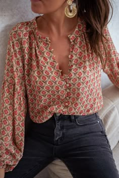 Patterned Tiffany Blouse – Easy Clothes North America Open Back Long Sleeve Top, Boho Blouses For Women, Button Up Blouse Outfit, Floral Shirt Outfit, Parisian Women, Perfect Blouse, Blouse Outfit, Womens Blouses, Fall Fashion Trends