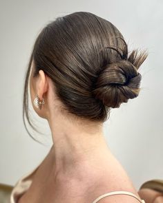 Dress Hairstyles For Medium Hair, Slick Bun Wedding Hairstyles, Hair For Open Back Dress, Soft Updo Wedding, Hairbuns Hairstyles, Sleek High Bun, Blow Hair, Up Hairdos, Hair Style Korea