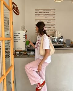 Aesthetic Birkenstocks, Coffee Outfit, Winter Inspo, Looks Party, Spring Fits, Fall Inspo, Aesthetic Fall, Autumn Outfits, Pink Pants