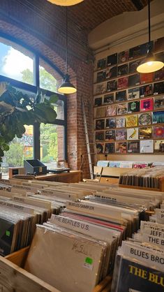 Downtown Music Aesthetic, Record Shop Aesthetic Vintage, 90s Record Store Aesthetic, Vinyl Record Store Aesthetic, Vinyl Shopping Aesthetic, Vynil Aesthetic Photo, Music Business Aesthetic, Vic Aesthetic, Vynl Records Aesthetic