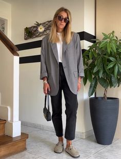 Office Outfits With Birkenstocks, Business Casual Birkenstocks, Birkenstock Clogs Outfit Business Casual, Birkenstock Boston Business Casual, Midseason Outfit, Spring Birkenstock Clog Outfit, Gray Blazer Outfit, Women’s Birkenstock Clog Outfits