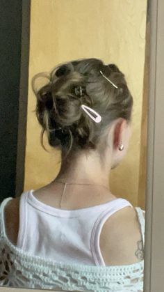 Fun Hairstyles Medium Length, Hairstyles With Silver Clips, Thing Hair Hairstyles, Space Bun Claw Clip, Cute Hairstyles With Bobby Pins, Snap Hair Clip Hairstyles, Greasy Hair Updo, Tiny Clip Hairstyles, Barrette Clip Hairstyles