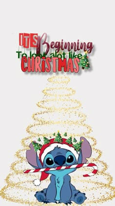 You can see a grey background, a Christmas tree, stitch in a Christmas costume and a quote Stitch Wallpaper Crismas, Stitch Xmas Wallpaper, It’s Beginning To Look A Lot Like Christmas Wallpaper, Cute Stitch Christmas Wallpaper, Iphone Ios 16 Wallpaper Ideas, Quotes Stitch, Christmas Countdown Wallpaper, Iphone Ios 16 Wallpaper