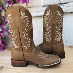 The price already INCLUDES taxes and shipping to anywhere in the United States.
This is the SB-810 women's western boot, in sand color. The Crazy leather gives it unmatched robustness and texture, ideal for the classic structure of the Bulldog last. The design is adorned with flowers and cream white details that stand out on the shaft, offering a beautiful contrast. With a cowhide sole and leather lining, this boot guarantees comfort and durability, and is a testament to the excellence in the ma Boot Barn Boots, Boots Vaqueras, Mexican Boots For Women, Woman Cowboy Boots, Cowgirl Boots Aesthetic, Vaquera Boots, Takuache Girl Outfits, Western Boots For Women, Barn Boots