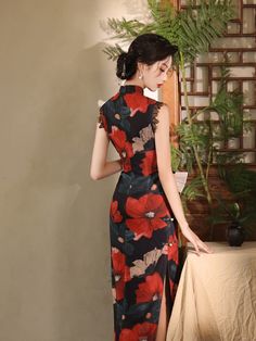 Elevate your wardrobe with this stunning Qipao/Cheongsam, a timeless symbol of elegance and grace. This dress features sleeveless design, a bold, red and black floral pattern that stands out against a dark backdrop, making it a perfect choice for special occasions or evening events. Size Guide: Size Bust(cm) Waist(cm) Hip(cm) Shoulder(cm) S 82 66 86 36 M 86 70 90 37 L 90 74 94 38 XL 94 78 98 39 2XL 98 82 102 40 3XL 102 86 106 41 Please refer to the size guide picture before placing the order. Pl Gold Qipao, Sleeveless Cheongsam, Qipao Top, Chinese Hanfu Dress, Qipao Pattern, Cheongsam Traditional, Traditional Chinese Hanfu, Old Shanghai, Modern Qipao