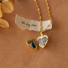 Initial Heart Photo Locket Necklace by Caitlyn Minimalist - Etsy Heart Pendant Gold Locket Necklace, Gold Heart Locket Necklace Vintage, Locket Necklace With Photo, Photo Pendant Necklace, Heart Photo Locket, Heart Locket Necklace Picture, Photo Pendant Gold, Cute Gifts For Mom Christmas, Locket Photo Ideas