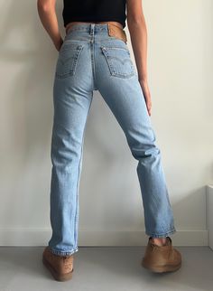 Beautiful vintage Levis 501 - lovely light blue wash - great vintage condition - 90s - Made in USA Measurements: Waist flat: 34 cm Hips: 51 cm Rise: 28 cm Inseam: 76 cm Full length: 100 cm Material: 100% Cotton (jeans do not stretch) - Excellent vintage condition, tiny flaw near button fly (shown in photos). - Tag size W28 L30 - Made in USA in '98 Classic Levi's 6501 women's jeans, a rare and iconic version of the 501 tailored specifically for women. Made in the USA in the early 1990s, the jeans Custom Levis Jeans, 90s Style Light Wash Bottoms For Everyday, Levi 501 Jeans Women, Levis 501 Women, Women 90s, 90s Jeans, Vintage Levis 501, Light Blue Jeans, Levi's 501