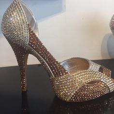 Gorgeous Giuseppe Zanotti Embellished With Swarovski Crystals Elegant Heels With Bling And Round Toe, Elegant Bedazzled Heels With Round Toe, Elegant Bling Heels With Round Toe, Elegant Bedazzled Round Toe Heels, Elegant High Heel Wedding Shoes With Bling, Luxury Silver Wedding Shoes For Evening, Luxury Silver Gala Wedding Shoes, Luxury Silver Wedding Shoes For Gala, Elegant Silver Wedding Shoes With Bling