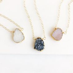 Simple Druzy Necklace. Druzy Quartz Necklace. Dainty Druzy Necklace. Black White or Pink Druzy.The stones are about 15mm-20mm and the chain is 14k gold filled and is 18" long. ______________________________________________________________WELCOME!Welcome to Rustic Gem Jewelry!  Thank you for visiting our shop.  We take custom orders and can often do a similar piece in different colors.  We also offer bulk / bridal discounts.  If you have any questions regarding this item, please don't hesitate to Necklaces Minimalist, Necklaces Trendy, Necklaces Dainty, Geode Necklace, L Design, Winx Saga, Skull Rings, Geode Earrings, Dainty Necklaces