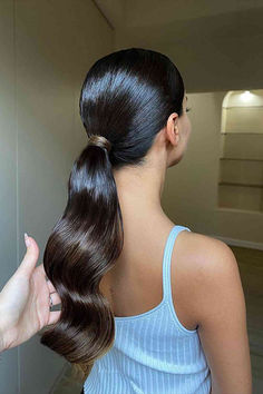 Image of a slicked back low ponytail, ideal for a clean and sophisticated summer style. Bridesmaid Ponytail, Low Pony Hairstyles, Retro Ponytail, Wedding Ponytail Hairstyles, Bridesmaid Hair Inspo, Wedding Ponytail, Slick Ponytail, Pony Hairstyles, Long Hair Ponytail