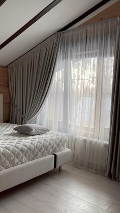 КОСЫЕ ОКНА - это всегда вызов для дизайнера. Curtains Living Room Modern, Burlap Curtains, No Sew Curtains, Full Bed Frame, Beaded Curtains, Window Dressings, Diy Curtains, Full Bed, Roman Blinds