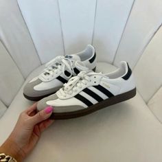 Adidas Shoes Sambas, Dream Things To Buy, Addidas Shoes Samba Womens, Best Shoes 2024, Cute Shoes Adidas, Adidas Shoes Women Aesthetic, Black And White Sambas, Adidas Samba Original, Trendy Adidas Shoes