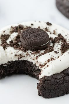 an oreo cookie cake with cream frosting and chocolate cookies