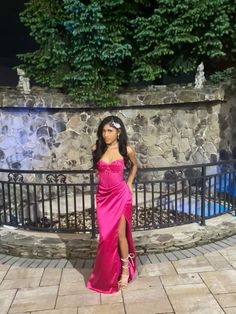 Fushia Makeup, Prom Makeup Pink, Black Girls Prom Dresses, Cut Crease Glitter, Satin Sleeves, Prom Dress Mermaid, Chic Prom Dresses, Sparkly Prom Dresses, Pretty Quinceanera Dresses