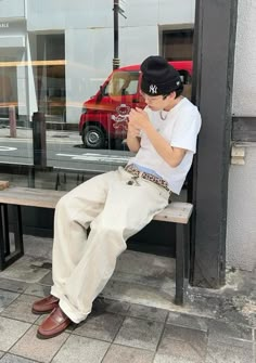 Ootd Men Streetwear, White Trousers Outfit, Boys Aesthetic Outfits, Cream Cargo Pants Outfit, Black Outfit Men, White Pants Outfit, Hype Clothing