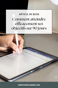 a person writing on a tablet with the caption article de blog comment attendre efficacement ses objectifieus sur 90 jours