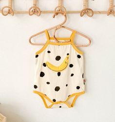 Yellow Mellow Smile bodysuit Material: Cotton *Please choose your normal size Womens Dress Suits, Stylish Baby, Baby Essentials, Dress Suits, Set Dress, Online Boutique, Sweater Hoodie, Sweater Top, Mens Sweatshirts