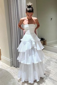 Italian Prom Dresses, Tiered Wedding Dresses, Tiered Wedding Dress, White Prom Dress Long, Light Wedding Dresses, 21th Birthday, Prom Dress Sleeveless, Tiered Prom Dress, White Evening Gowns