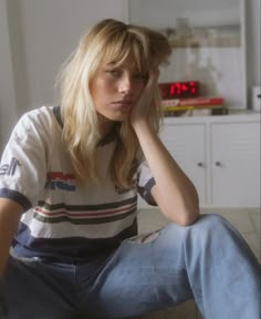 Fine Hair Haircuts Blonde, 70s Bangs Straight Hair, Shirt Fringe Hair, Long Blonde With Fringe, Long Messy Bangs, Allegra Samsen, No Styling Haircut Mid Length, Medium Blonde Shag Haircut, Boho Haircut Short