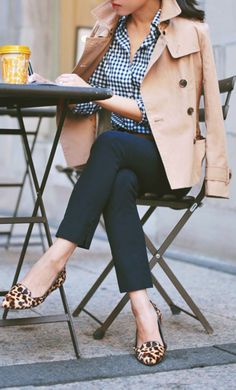 21 Classic Must-Have Items for Every Wardrobe Zapatos Animal Print, Comfy Work Outfit, Chique Outfit, Extra Petite, Mode Tips, Leopard Print Shoes, Summer Work Outfits, Print Shoes