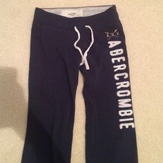 Abercrombie Sweatpants Small Abercrombie sweatpants Size : Small , only worn a couple times, fits skinny Abercrombie & Fitch Pants Leggings Abercrombie Sweatpants, Look Book Ideas, Y2k Sweatpants, Day Fits, 2000s Clothes, Cute Pants, Fits Clothes