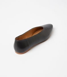 Slip into comfort and style with these versatile black leather ballet flats! Featuring a pointed toe design, these flats are perfect for any occasion. Dress them up or down, these flats are sure to be a staple in your wardrobe. True to size Material: Leather Heel height: 0.25" Imported Seychelles Wipe with soft cloth | Karen Kane Pointed Toe Ballet Flats in Black, Size 9.5, Plain Pointed Toe Flats For Work With Branded Insole, Slip-on Pointed Toe Flats For Business, Modern Ballet Flats For Workwear, Modern Pointed Toe Ballet Flats For Workwear, Modern Pointed Toe Ballet Flats For Work, Modern Black Pointed Toe Ballet Flats, Black Pointed Toe Flats With Rubber Sole For Work, Pointed Toe Ballet Flats With Rubber Sole For Office, Modern Pointed Toe Ballet Flats For Everyday