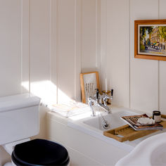 a bathroom with a sink, toilet and bathtub