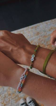 Cute Relationship Bracelets Diy, Cute Beaded Bracelets For Couples, Bead Bracelets For Boyfriend, Boyfriend Bead Bracelet, Matching Couple Beaded Bracelets, Matching Bracelets For Best Friends Aesthetic, Making Matching Bracelets, Beads For Couples, Making Bracelet For Boyfriend