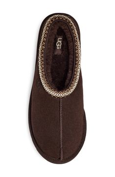 A top-quality suede upper is shaped over a light, flexible EVA sole and plush lining for comfortable indoor and outdoor wear. Slight dye transfer may occur with darker colors during first few wears Leather upper/genuine shearling or UGGpure-wool lining/EVA sole Shearling may be sourced from Australia, Ireland, Spain, the UK or the USA. See packaging for confirmed country of origin Imported Dusted Cocoa Tasman Uggs, Mens House Slippers, Men’s Uggs, Men’s Christmas Gifts 2024, Men’s Gifts, Men Uggs, Uggs Men, Guy Best Friend Gifts, Mens Christmas Gifts