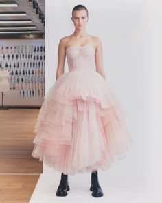 Alexander McQueen on Instagram: “Featured in #McQueenFirstLight: A deconstructed dress with a strapless corset and an exploded skirt in layers of blush and tea rose tulle…” Gaun Tulle, Sarah Burton, Magazine Fashion, Bustier Dress, Patchwork Dress, Top 40, Vogue Paris, Top Ten