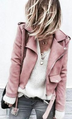 pink leather jacket. everyday street style. Books - English - books for women - http://amzn.to/2luWfCU Biker Shorts Outfit, Cooler Look, Winter Trends, Pink Jacket, 가을 패션