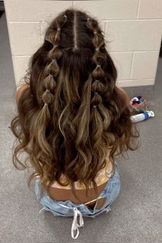 Super cute bubble braid half up half down hair look! Simple and suttle but gorg! Try it out!🎀 *not my photo, credits to the owner* Concert Hairstyles, School Hair, Cute Hairstyle, Hairdos For Curly Hair, Peinados Fáciles Para Cabello Corto, Hair Stylies, Penteado Cabelo Curto, Hairdo For Long Hair, Hair Stylist Life